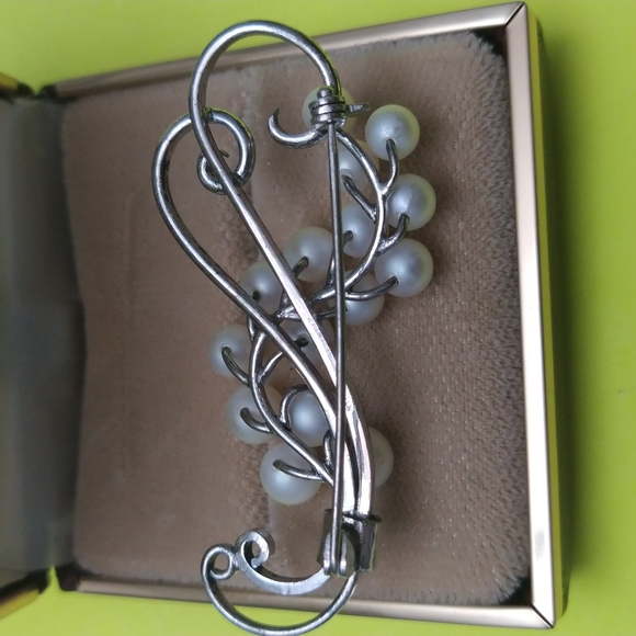 VINTAGE STERLING SILVER BROOCH WITH GENUINE FRESHWATER PEARLS - Picture 4 of 4